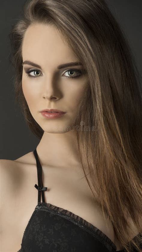 Jeune Femme En Lingerie Noire Photo Stock Image