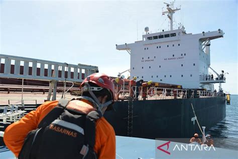 Foto Evakuasi Jenazah Kru Kapal Kargo Di Selat Benggala