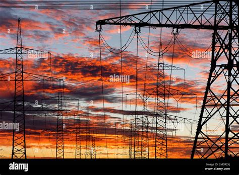 Línea Eléctrica Aérea De Alto Voltaje Fotografías E Imágenes De Alta Resolución Alamy