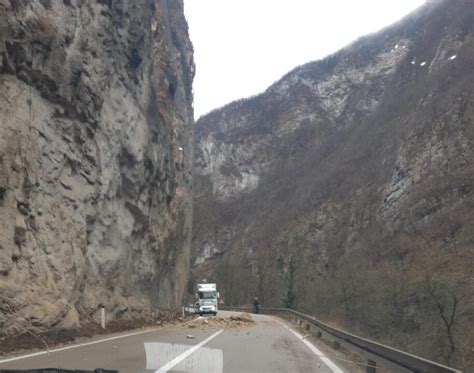 Potpuna Obustava Saobra Aja Na Putu Crna Rijeka Jajce Bn