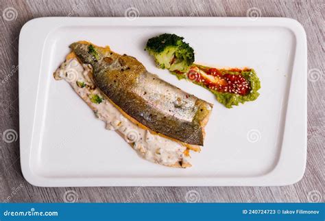 Vue Du Haut De La Truite Arc En Ciel Frite Avec Brocoli Et Sauce