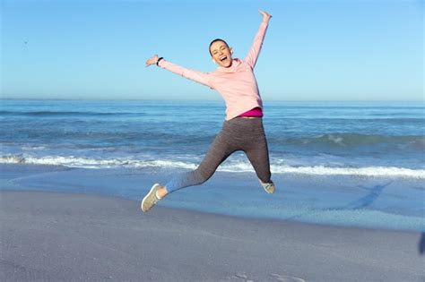 Una mujer caucásica feliz con ropa deportiva disfrutando del tiempo en