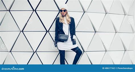 Blonde Fascinante Sur La Rue Style Urbain De Mode Photo Stock Image Du Longtemps Classique
