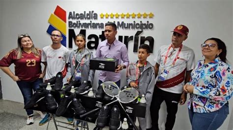 Atletas de bádminton pentatlón moderno y MTB reciben implementos