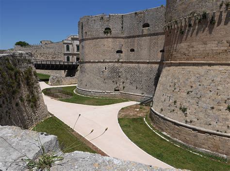 Il Fossato Del Castello Aragonese Idea Show