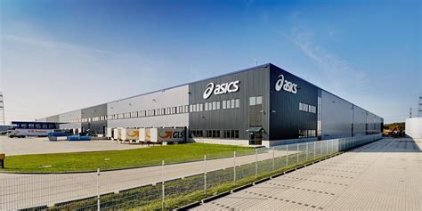 ASICS runs with picking robots in shoe warehouse - Magazino GmbH