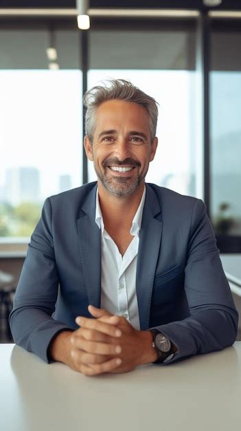 Un hombre con una sonrisa que está sonriendo Foto Premium