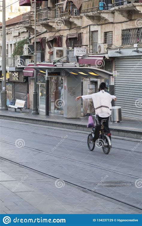 Homem Judaico Que Monta Uma Bicicleta Nas Ruas Do Jerusal M Imagem De