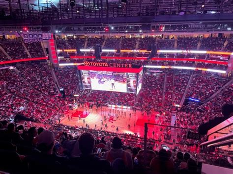 Texas Assistindo A Um Jogo De Basquete Do Houston Rockets Viajonários