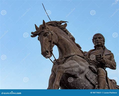 Homem Que Monta Um Cavalo E Que Guarda Uma Espada Imagem De Stock