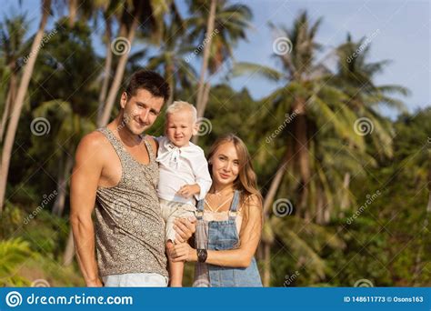 La Familia Camina Por La Playa Al Atardecer Con Su Hijo Silueta