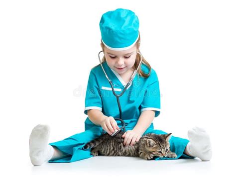 Fille D Enfant Jouant Le Docteur Avec Le Chaton Photo Stock Image Du