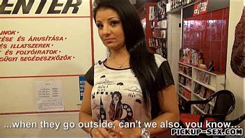 Chica de recepción Aysha Rouge muestra tetas y follada por dinero XVIDEOS