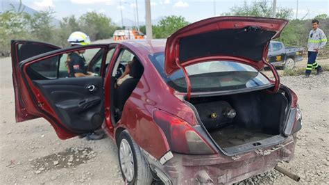 Automóvil trata de ganarle paso al tren en Escobedo