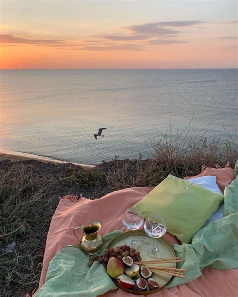 35 Picnic Aesthetic Photoshoot Ideas Summer Dream Travel Aesthetic