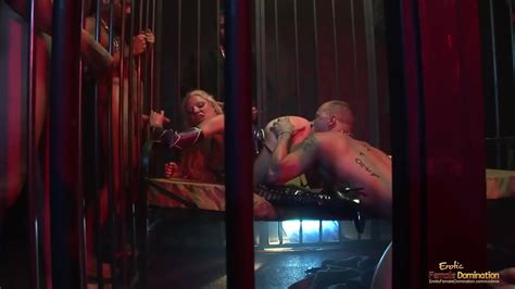 Rubia de grandes tetas penetrada su coño en diferentes posiciones en un gangbang XVIDEOS