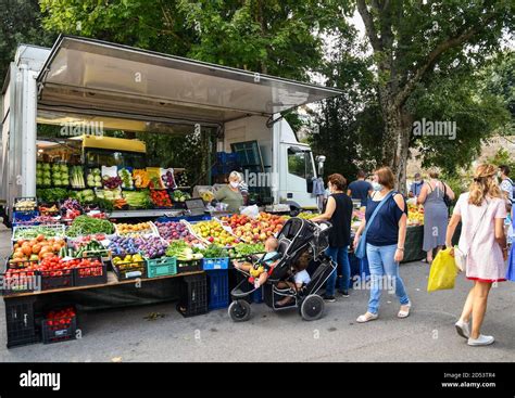 Personas Que Compran Frutas Y Verduras En El Puesto Del Mercado