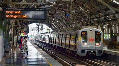 Delhi Metro Wins Metro Rail With The Best Passenger Services Award