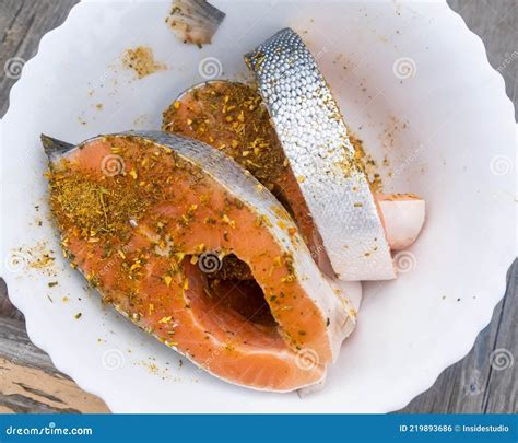 Bifes De Peixe Vermelho Cru Marinados Em Especiarias Foto De Stock