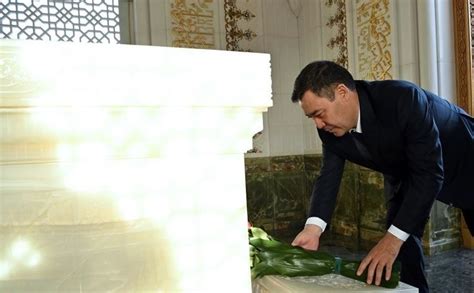 Sadyr Japarov pays tribute to memory of first President of Uzbekistan ...