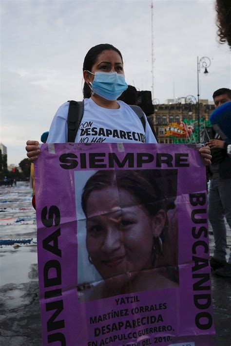 Familiares De Desaparecidos Protestan Frente Al Palacio Nacional