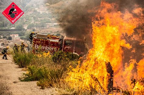 El Incendio De Vall D Ebo Sigue Muy Activo Y Obliga A Cortar Una