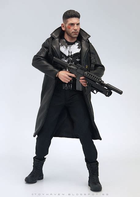 Toyhaven Hot Toys Th Scale Jon Bernthal The Punisher Action Figure And His Cache Arsenal