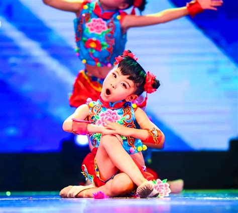 小梦娃说唱东方红太平女儿鼓儿童喜庆演出服中国梦娃表演出服腰鼓虎窝淘