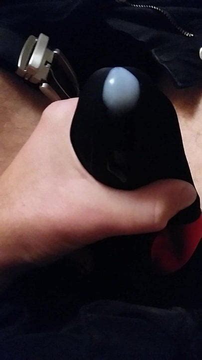 Éjaculation dans la lingerie noire et rouge du mari pervers de sa femme xHamster