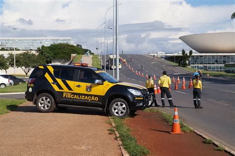 Desfile C Vico Altera Tr Nsito Na Esplanada Dos Minist Rios Tudo Ok