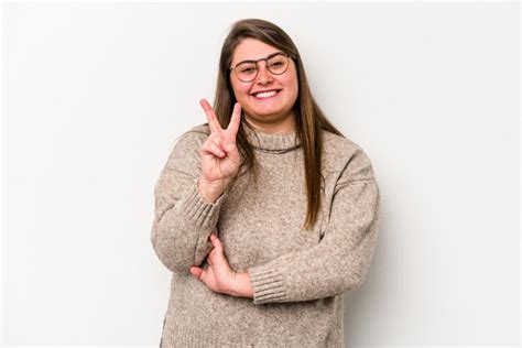 Jovem Mulher Excesso De Peso Caucasiana Isolada No Fundo Branco