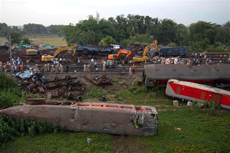 Indian Railways Official Says Error In Signaling System Led To Deadly Crash Huffpost Latest News