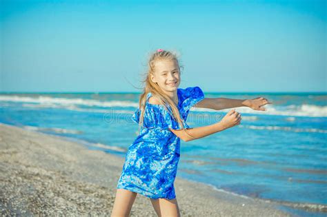 Petite Fille Heureuse Sur La Plage Image Stock Image Du Ext Rieur