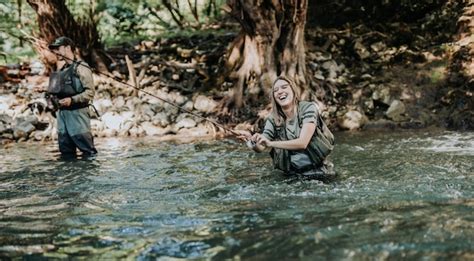 Casal Jovem Adulto Cachorro Est Pescando Juntos No Rio De Montanha