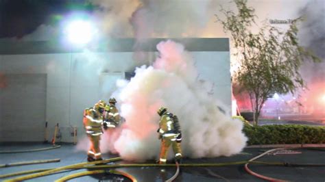 Firefighters Face Backdraft While Battling Anaheim Blaze Abc7 Los Angeles