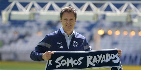 El presidente de Rayados viaja a España para culminar el fichaje de Canales