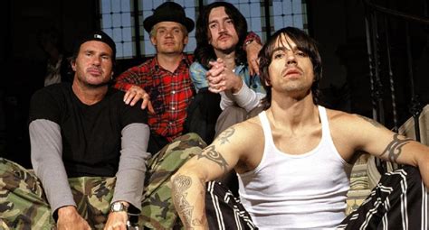 Red Hot Chili Peppers transmitirá show ao vivo direto das pirâmides do Egito Vírgula