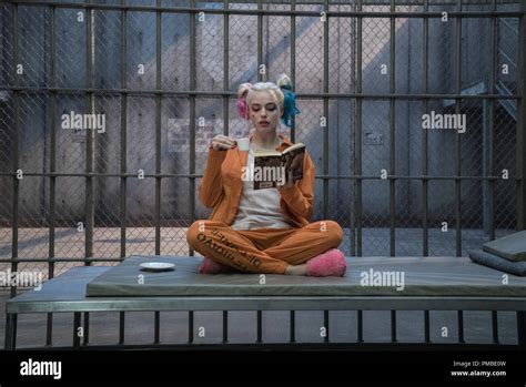 L R Margot Robbie Als Harley Quinn In Warner Bros Pictures Action