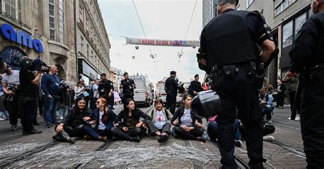 Galerija Video Pogledajte Kako Je Policija Odnijela Djevojke Koje Su