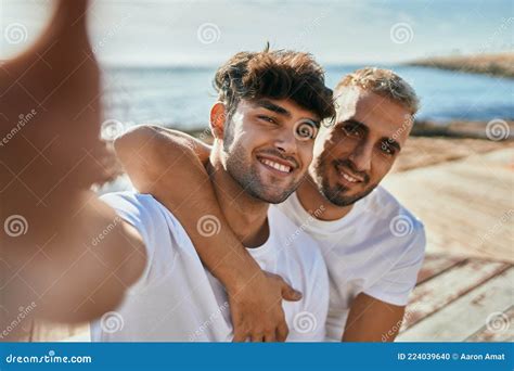 Jeune Couple Gay Souriant Joyeux Selfie Au Smartphone De La Plage Photo Stock Image Du Oc An