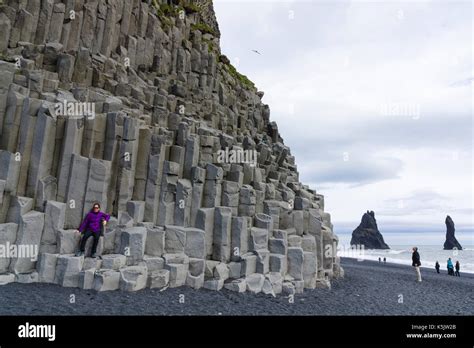 Basalt columns and Reynisdrangar lava seastacks at Reynisfjara black ...