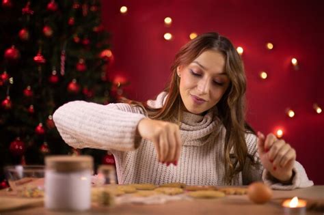 Mujer Haciendo Galletas De Jengibre Foto Premium