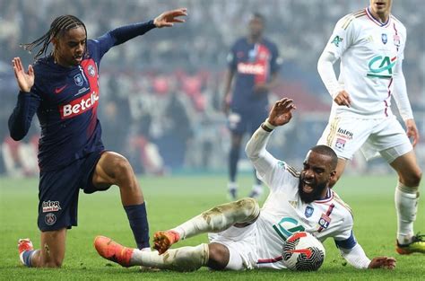 PSG OL Barcola Et Lacazette Sur Le Banc Les Compositions Du Match