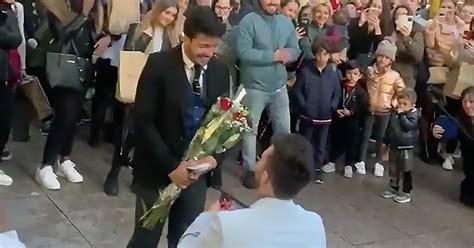 WATCH Gay Couple S Adorable Proposal On Henry Street Has Crowds Cheering GCN