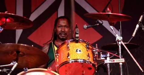 Ex baterista dos Red Hot Chili Peppers é encontrado morto NiT