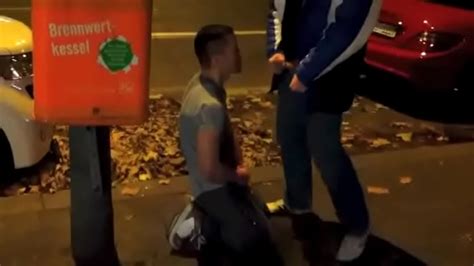 Meando y meando a sí mismo junto a una calle muy transitada XVIDEOS