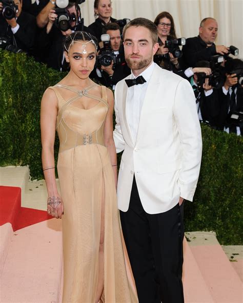 Photo Robert Pattinson Et Sa Petite Amie Fka Twigs Soir E Costume