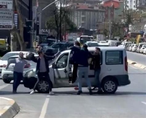 Çekmeköy de trafik kavgası Tekmeler yumruklar havada uçuştu