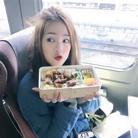 Ngất ngây với vẻ đáng yêu tưởng chết của hot girl Thái Lan tạo dáng trong khi ăn