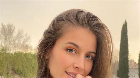 La manicura en color nude que más favorece y estiliza tus manos la tiene Desiré Cordero Woman